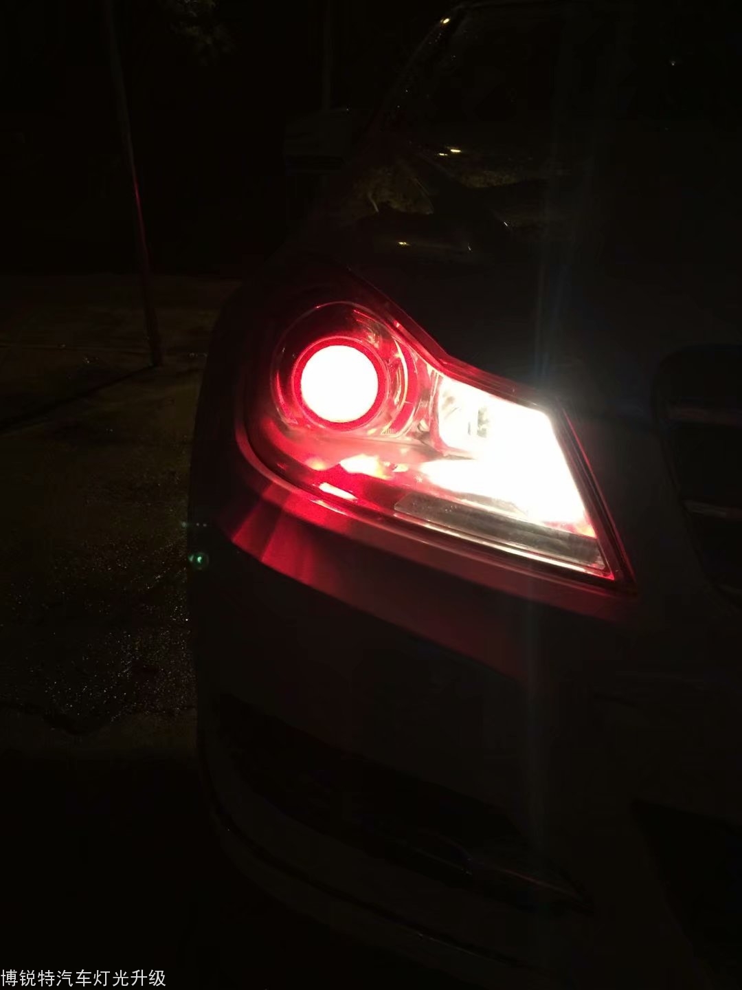 奔驰c200告别卤素灯光 升级海拉5透镜 红色恶魔眼点缀