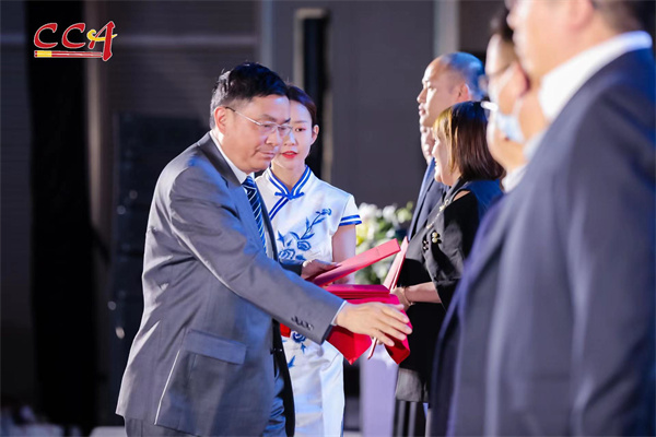 傅龙成会长为获奖项目代表颁发获奖证书