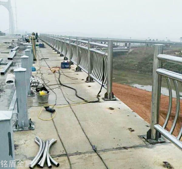 如何选择合适的防撞立柱材料和施工工艺呢