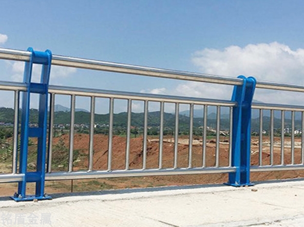 重庆波形护栏,桥梁护栏设计的思路是什么？