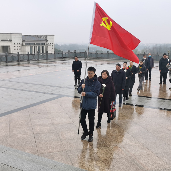 缅怀先烈，致敬英雄