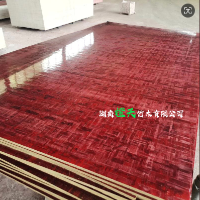 竹胶板生产厂家分享：1220X2440X10MM高层房建工程定制款 全薄帘席面竹胶板 平凡却又不平凡