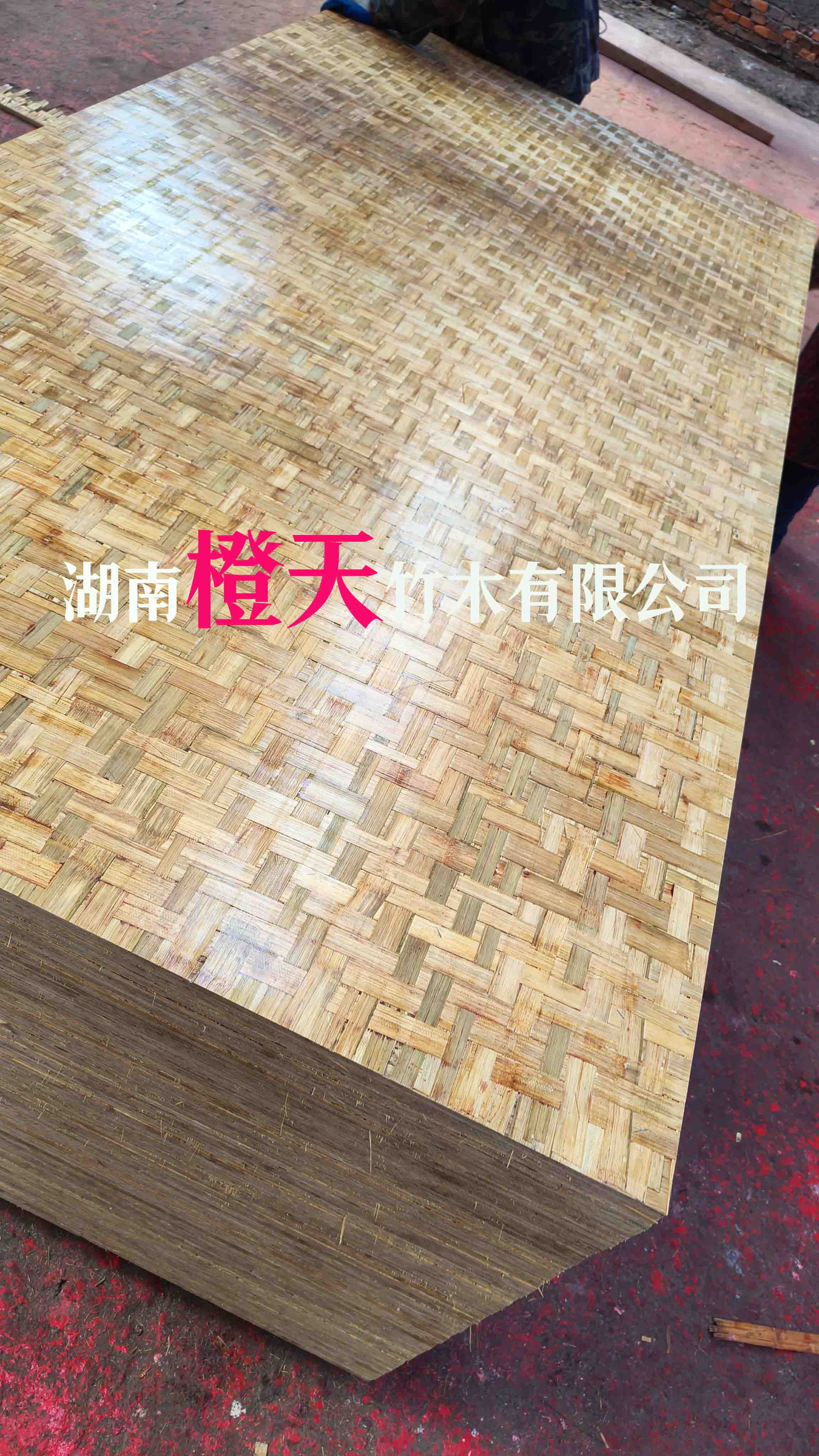 素面竹胶板：纹理可见，成本可控，全薄帘铺装的高密度之选