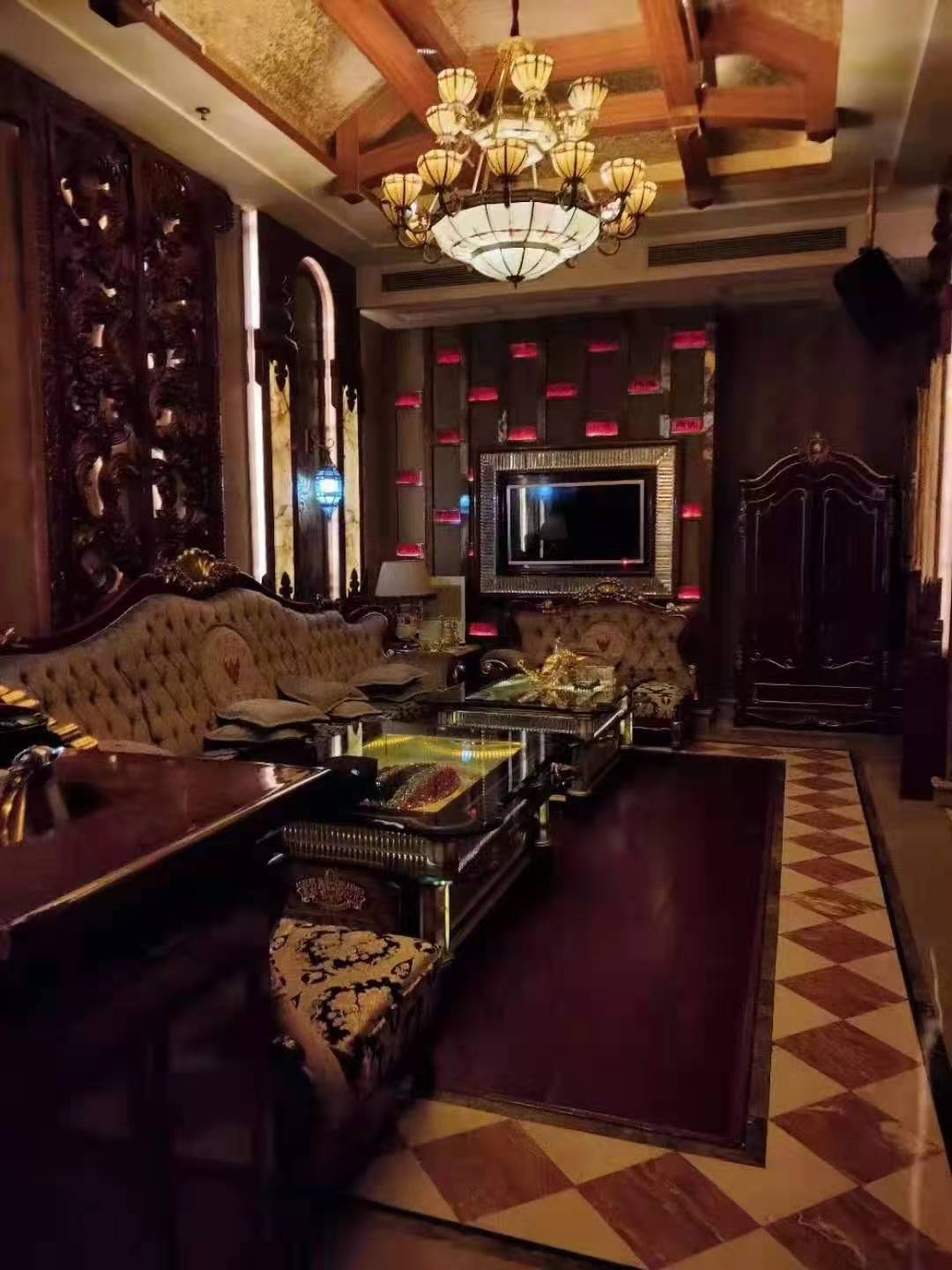 永利时代ktv里的香宫包房环境很优雅,古典奢华,装潢很是大气.