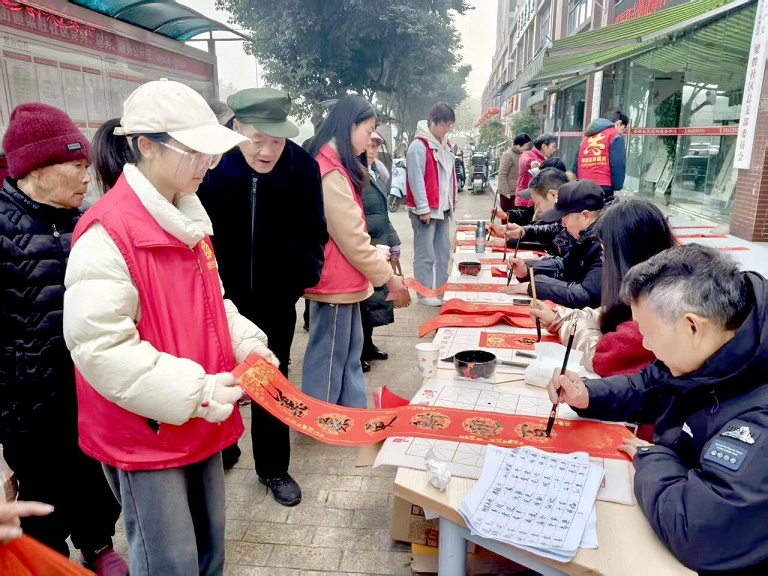 春联送福进梁胜 居民自治谱新章