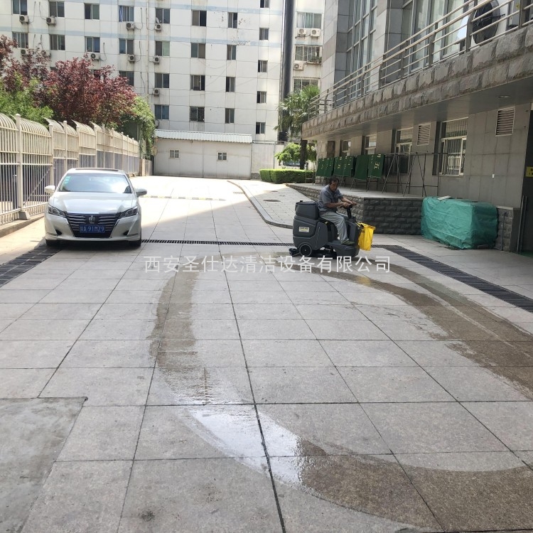 karcher卡赫洗地机BD50/70R在西安东郊某小区交机