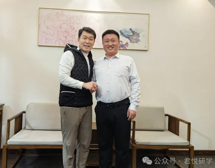 上海浦苗体育发展有限公司姚宗君与足球教练申思交流合作探讨