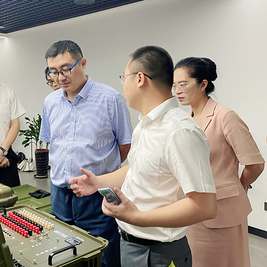 深兰科技董事长陈海波一行在瓯海区人民政府副区长吴雪梅陪同下莅临恒捷通信参观考察