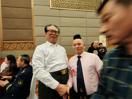和江泽民主席合照.jpg